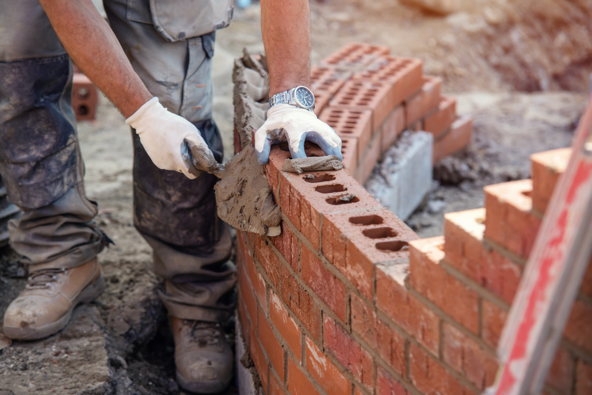 A bricklayer laying a curved wall