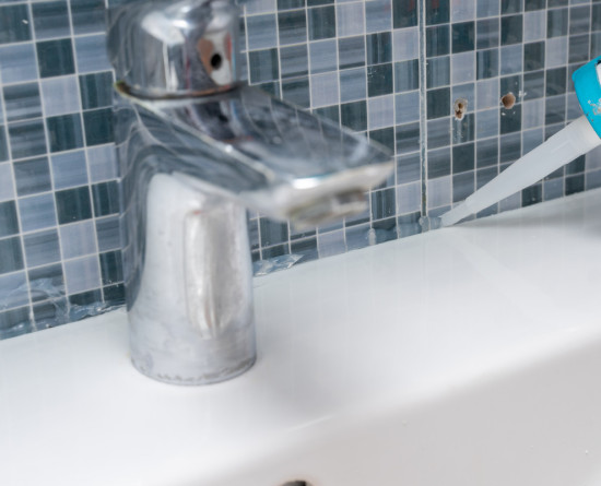 Applying silicone to a sink